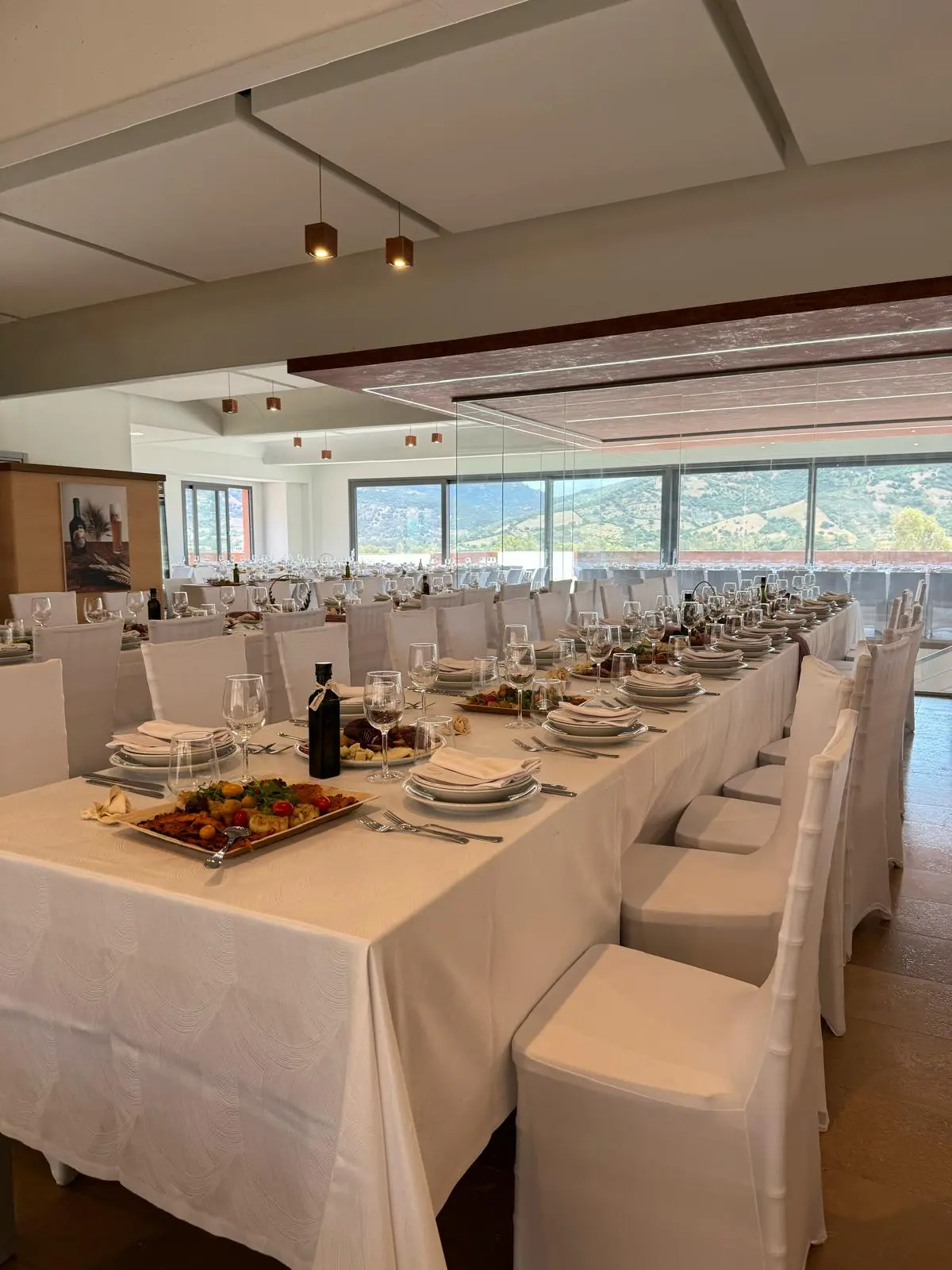 Sala ricevimenti allestita per eventi e banchetti al Birrificio Lara