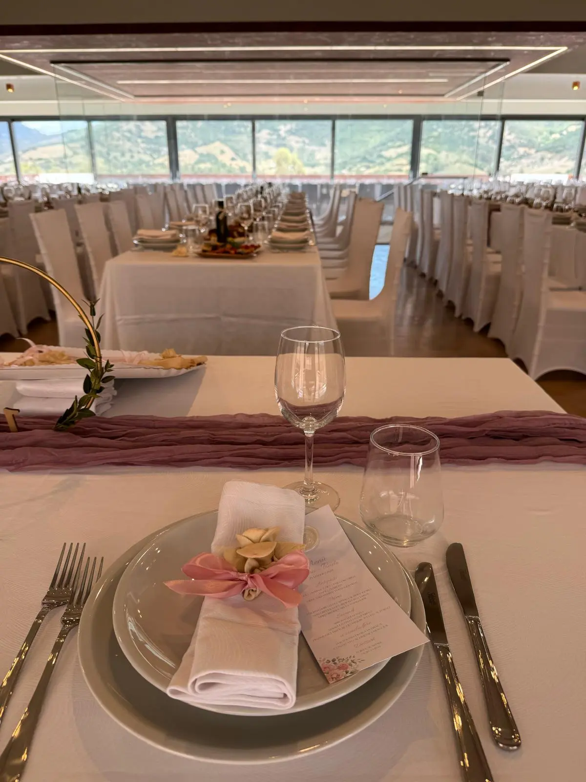 Dettaglio della mise en place e del menu per eventi speciali