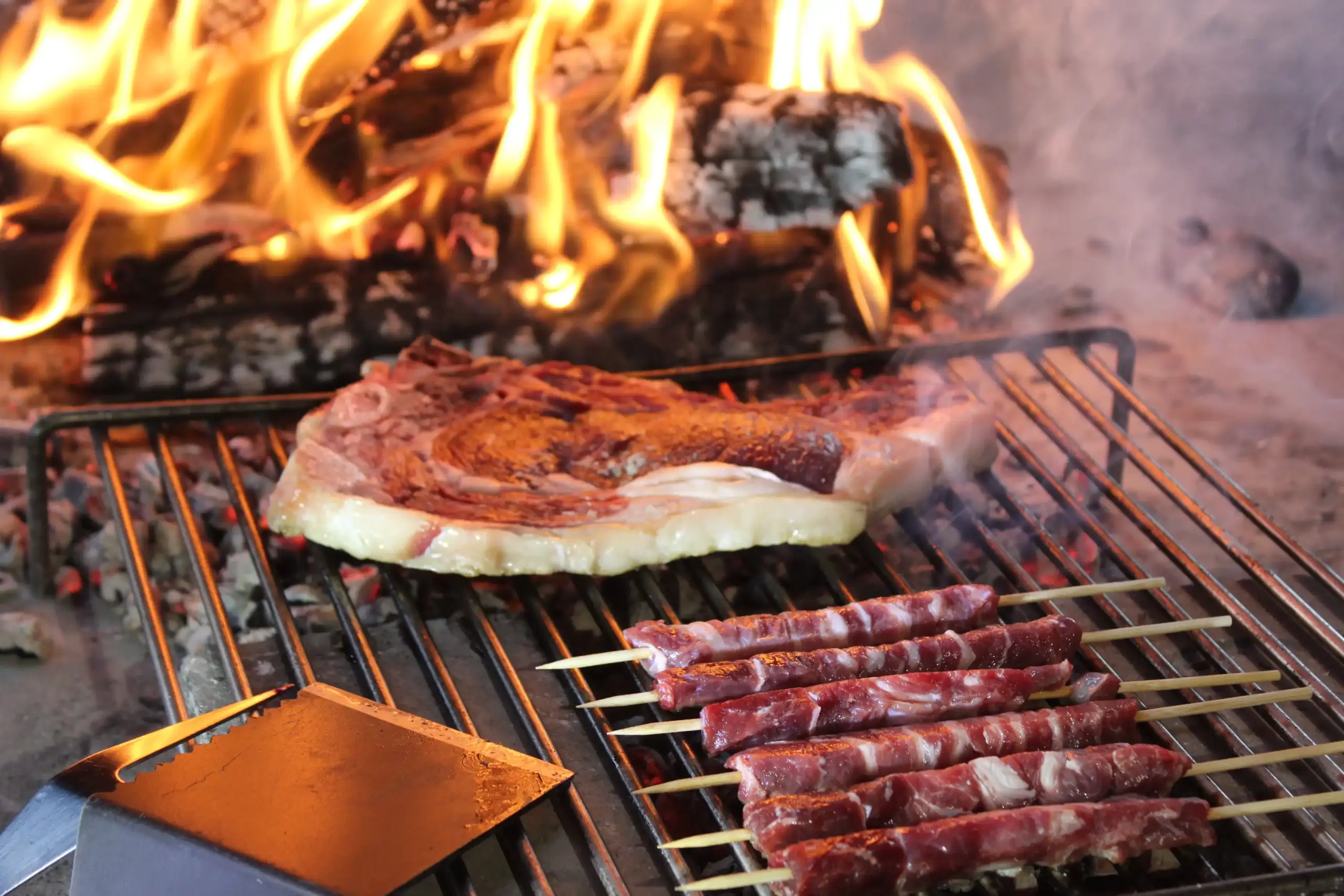 Cottura carne alla brace con legna mediterranea - Birra Lara